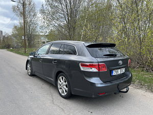 Toyota Avensis 2.2D (2 фото из 4)