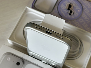 Apple IPhone 17 Pro Silver 256GB как новый. Гар 02.2028 (5 фото из 10)