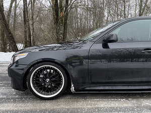 BMW e60 M-style (9 foto / 10)