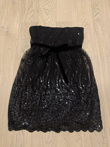Черное платье с блестками
