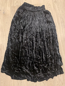 Черная длинная бархатная юбка