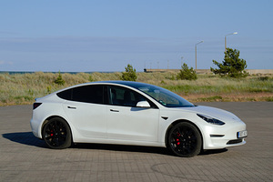 Model 3 360 kw, 75kwh long range, dual motor performance (3 foto / 10)