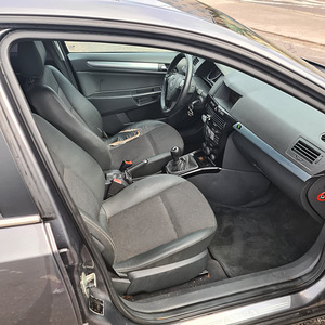 Opel Astra 2.0 Turbo (9 foto / 11)