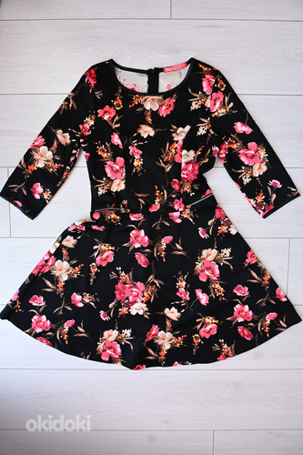 Платье с цветочным принтом, размер 34. (фото #1)