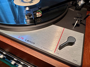 Проигрыватель виниловых дисков Lenco L75 (3 фото из 5)