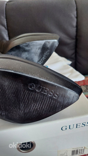 Nahast kingad GUESS