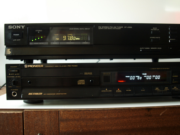 CD-плеер Pioneer, тюнер Sony.