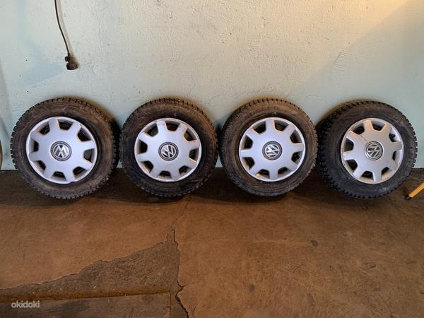 Vw новые шипованные шины на колесах с оригинальными пыльниками (фото #1)