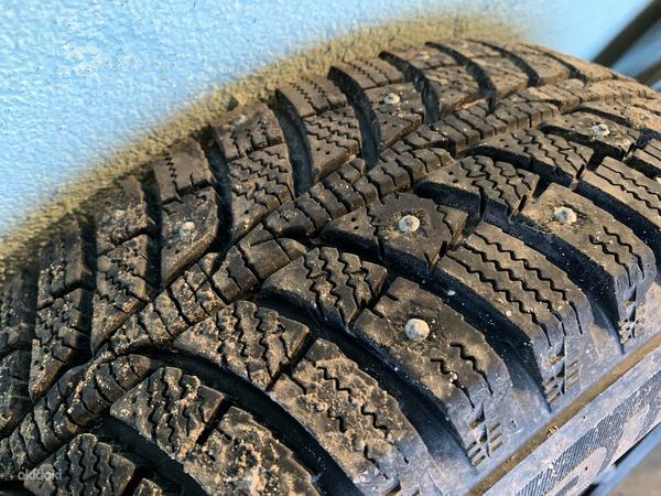 Vw новые шипованные шины на колесах с оригинальными пыльниками (фото #2)
