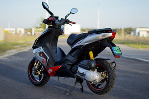 Aprilia SR 50 R 2T 2kW (7 foto / 10)