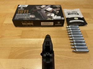 UUS KJW Colt M1911 Airsoft 6mm püstol CO2 Blowback (8 foto / 10)