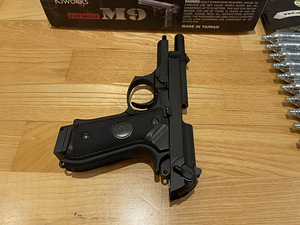 UUS KJW Beretta M9 Airsoft 6mm püstol CO2 Blowback (6 foto / 10)