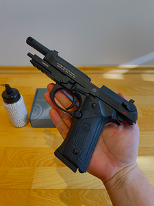 UUS UMAREX BERETTA M9A3 Airsoft 6mm CO2 Blowback (5 фото из 8)