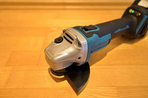 НОВЫЙ аккумуляторный угловой шлифовальный станок Makita для (7 фото из 10)
