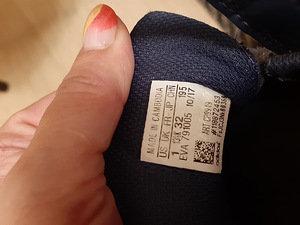 Adidas кроссовки. (2 фото из 4)