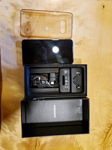 Samsung Galaxy S10e (2 foto / 6)