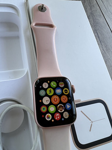 Apple Watch 4 40mm Gold GPS (2 foto / 2)