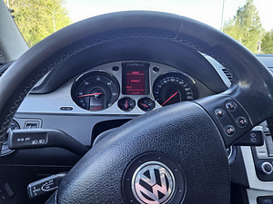 VOLKSWAGEN PASSAT 2.0 125 KW (8 foto / 12)