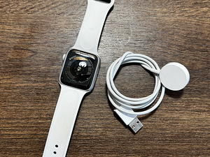 Apple Watch Series 5, 44mm, Silver GPS (3 foto / 3)