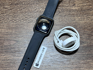 Apple Watch Series 4, 44mm, Space Grey GPS (3 foto / 3)