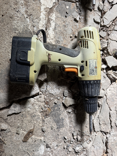Аккумуляторная дрель Makita плюс еще одна дрель
