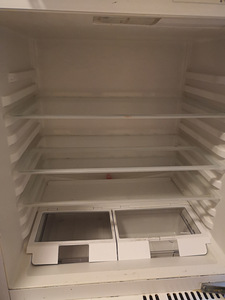 Встроенный холодильник Whirlpool (2 фото из 3)