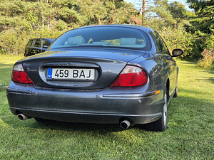 Jaguar S-Type (3 фото из 13)