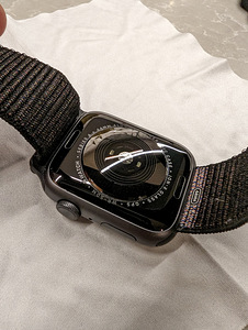 Apple Watch Series 4 (GPS, 44mm) (2 foto / 2)