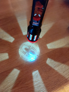 Spiderman fännile: taskulamp, käekell, ventilaator ja hambah (3 foto / 3)