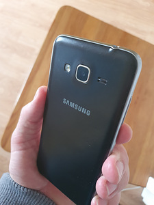 Samsung Galaxy J3 (2016) (2 foto / 3)