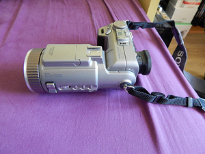 Sony videokaamera võimsa optikaga (2 foto / 3)