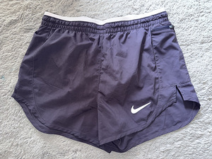Беговые шорты Nike S (1 фото из 3)