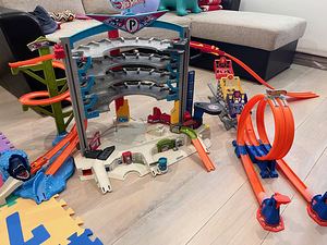 Парковочный гараж и гоночная трасса Hot Wheels (1 фото из 2)