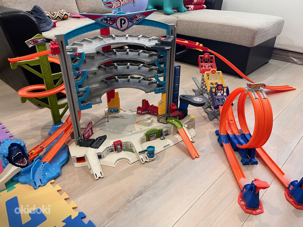 Парковочный гараж и гоночная трасса Hot Wheels