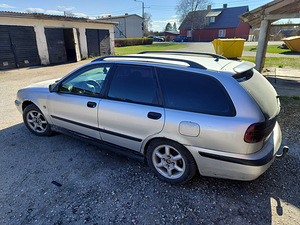 Volvo v40 1.9d (2 фото из 5)