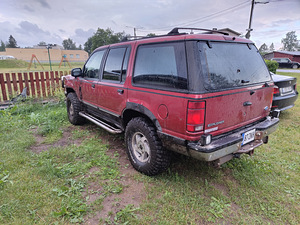 Ford Explorer (4 фото из 9)