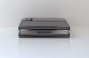 Продается SAMSUNG Galaxy Z Flip4 (4 фото из 7)