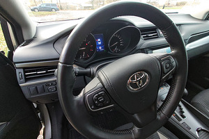 Toyota Avensis Active plus Navi 1.8 108kW (8 foto / 12)