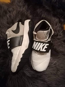 Кроссовки Nike (3 фото из 3)