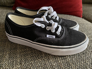 UUED VANS jalanõud (1 foto / 5)