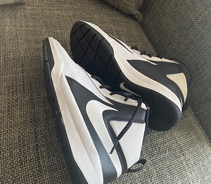 Кроссовки Nike (4 фото из 6)