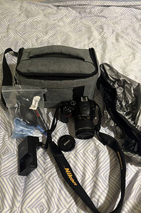 Nikon D3500 + комплектный объектив + сумка для камеры и друг (1 фото из 5)