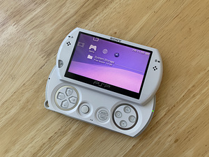 Sony PSP GO (1 foto / 3)