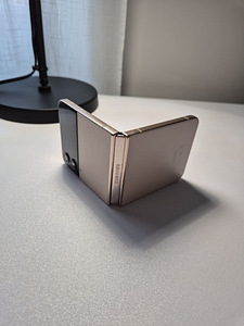 Samsung Galaxy Flip4 (2 foto / 7)