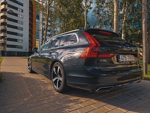 Volvo V90 R-Design 2.0 D5 173kW (8 foto / 15)
