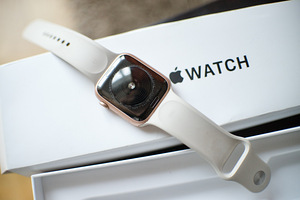 Müüa Apple Watch SE 44 mm Gold aluminium case (3 foto / 3)