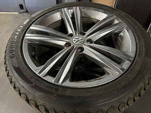 Зимние диски 18" VW оригинал + шипы Goodyear (1 фото из 6)