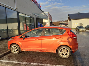 Ford Fiesta 2011 (4 foto / 7)