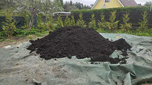 Kompost ,sõelutud muld ja muud. (1 foto / 5)