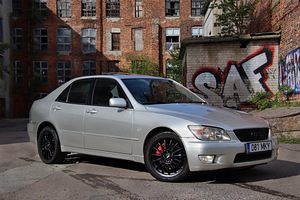 Lexus IS200 (3 фото из 15)